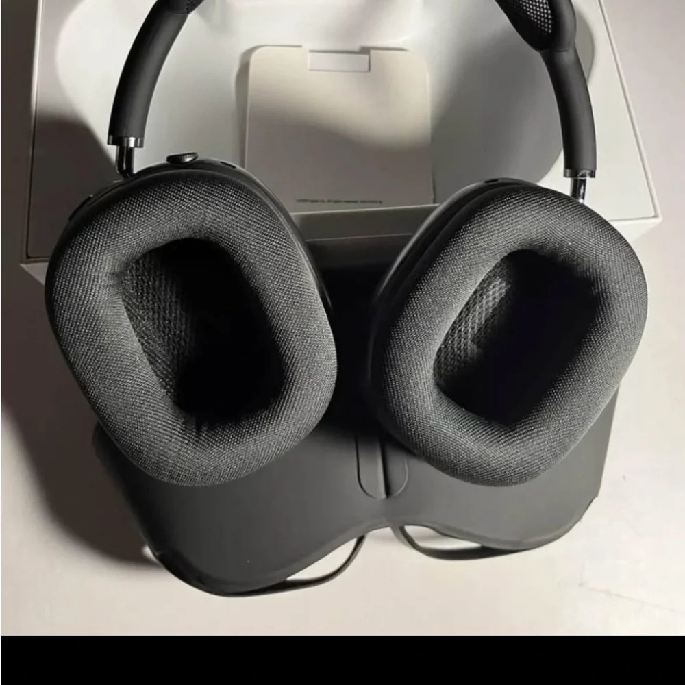 Apple Black VR AR Case with Ergonomic Design